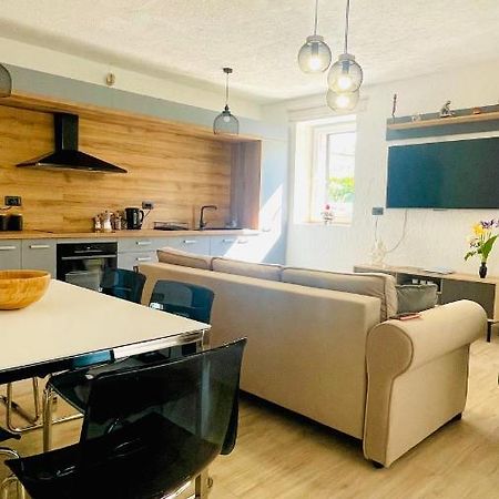 Modern Apartment With Fireplace & Stylish Kitchen Kanfanar Exteriör bild