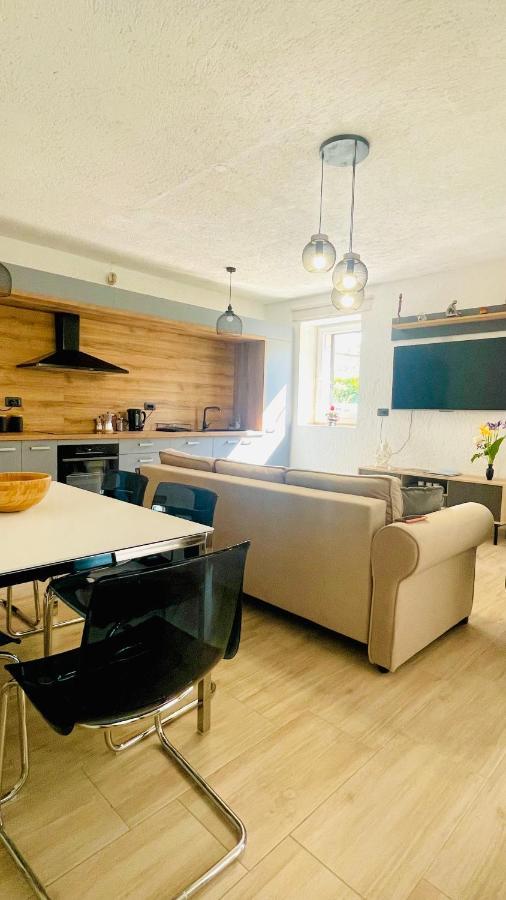 Modern Apartment With Fireplace & Stylish Kitchen Kanfanar Exteriör bild
