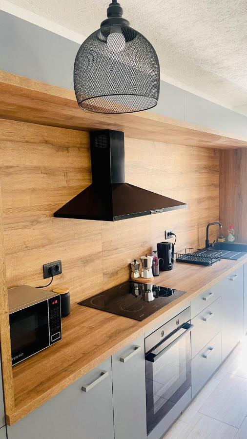 Modern Apartment With Fireplace & Stylish Kitchen Kanfanar Exteriör bild