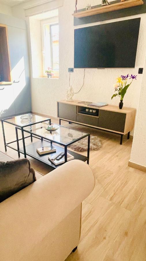 Modern Apartment With Fireplace & Stylish Kitchen Kanfanar Exteriör bild